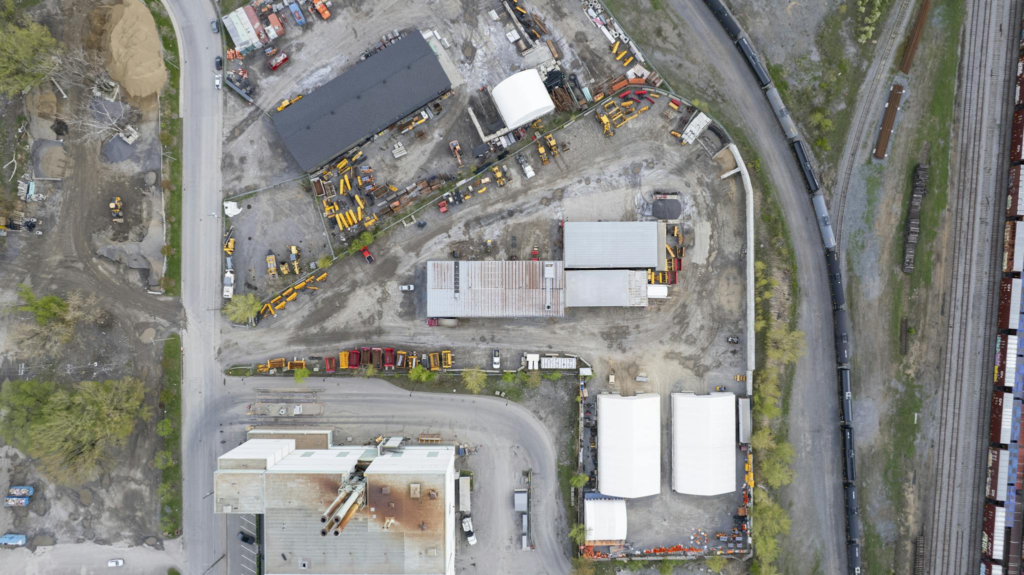 Drone photo of an active construction site in Québec City, showcasing equipment and layout.